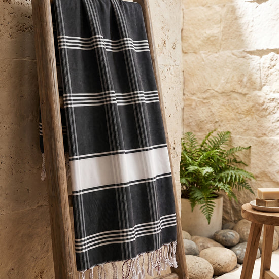 organic hamamdoek biokatoen zwart wit - sfeer