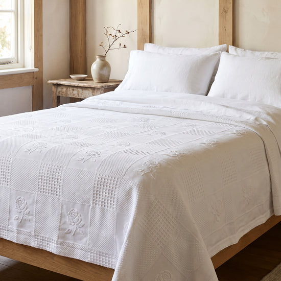 pique bedsprei wit geruit met rozen - sfeer
