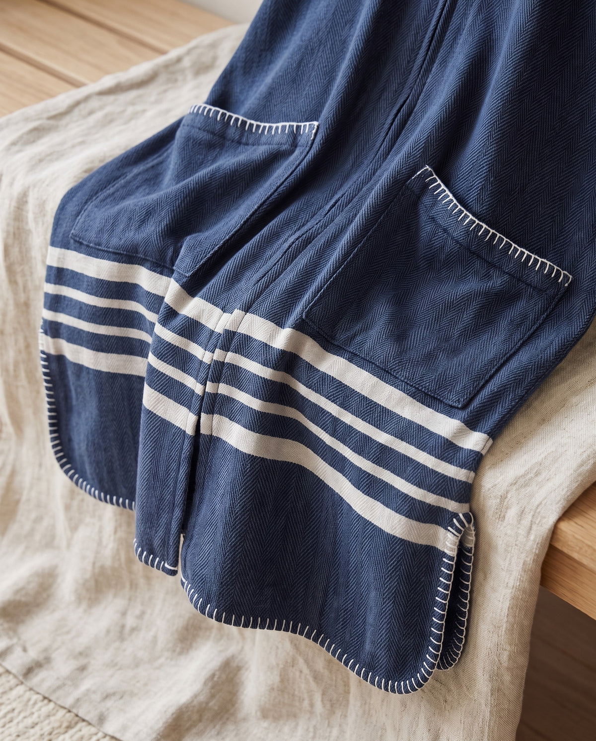 sauna en strandponcho met rits navy - detail