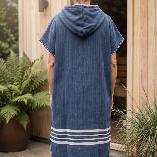 sauna en strandponcho met rits navy - sfeer