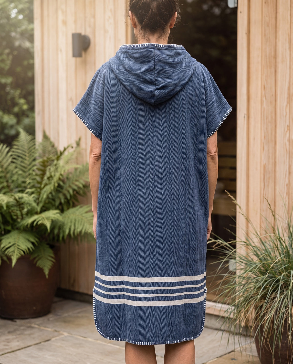 sauna en strandponcho met rits navy - sfeer