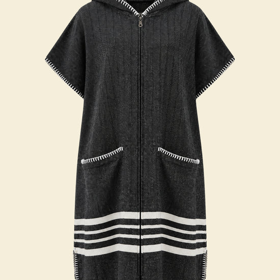 Sauna poncho met rits Black Sultan in zwart met witte strepen, vooraanzicht op kleur