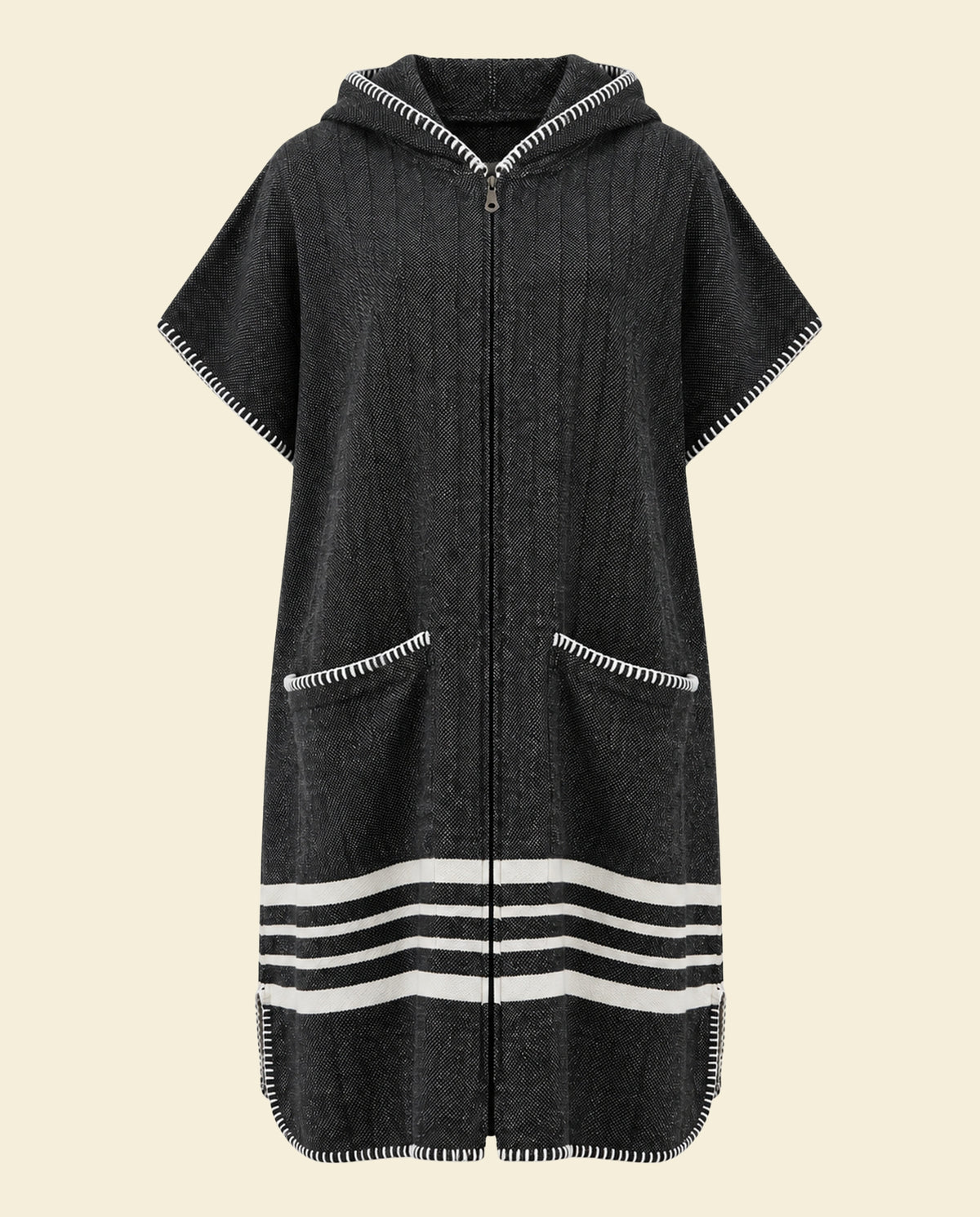 Sauna poncho met rits Black Sultan in zwart met witte strepen, vooraanzicht op kleur