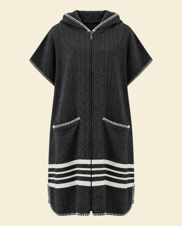 Sauna poncho met rits Black Sultan in zwart met witte strepen, vooraanzicht op kleur