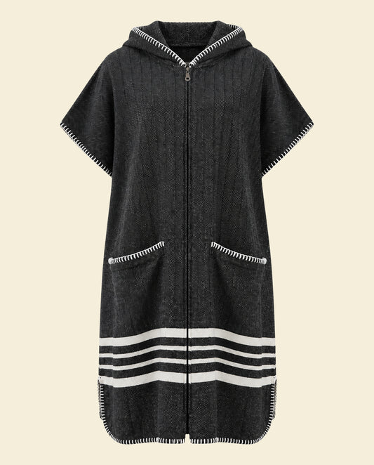 Sauna poncho met rits Black Sultan in zwart met witte strepen, vooraanzicht op kleur