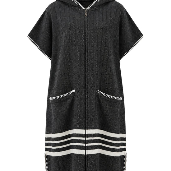Sauna poncho met rits Black Sultan in zwart met witte strepen, vooraanzicht met capuchon en zakken.