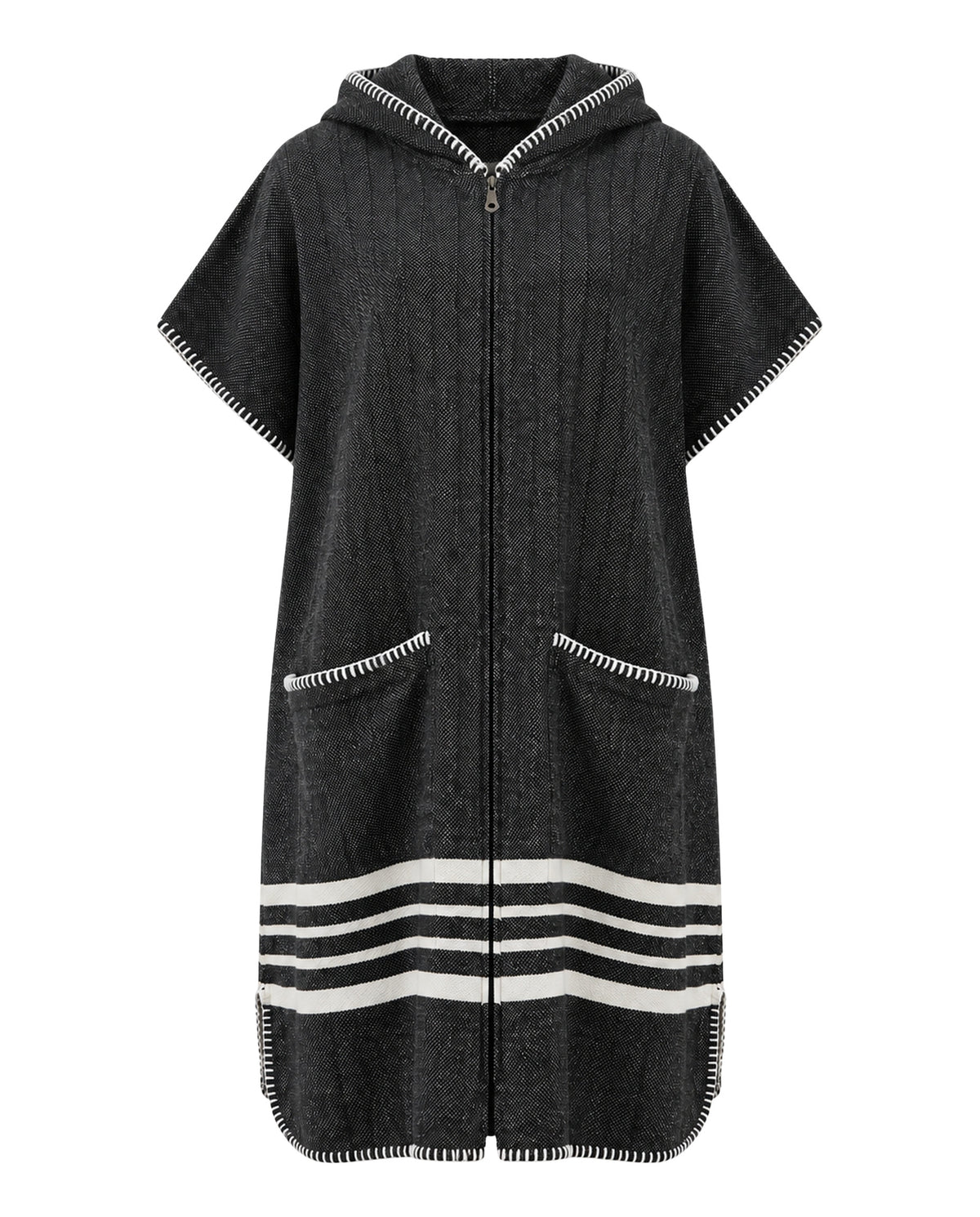Sauna poncho met rits Black Sultan in zwart met witte strepen, vooraanzicht met capuchon en zakken.