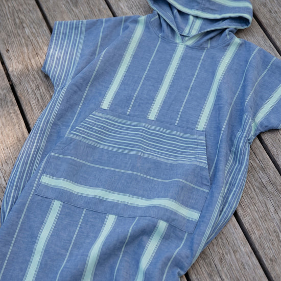 strand en saunaponcho marineblauw/helderzeegroen - detail