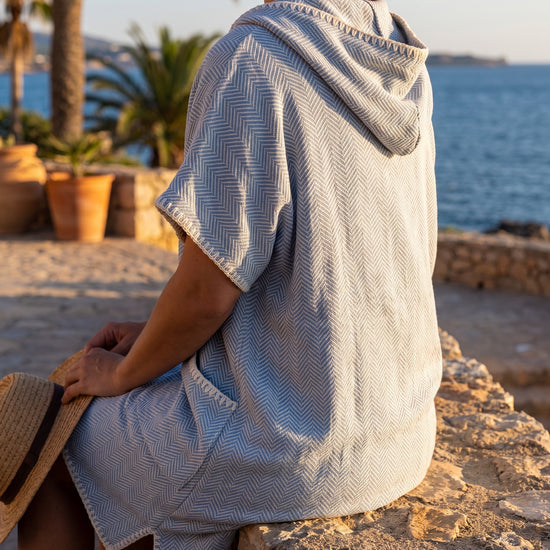 strandponcho ZigZag air blue - sfeer
