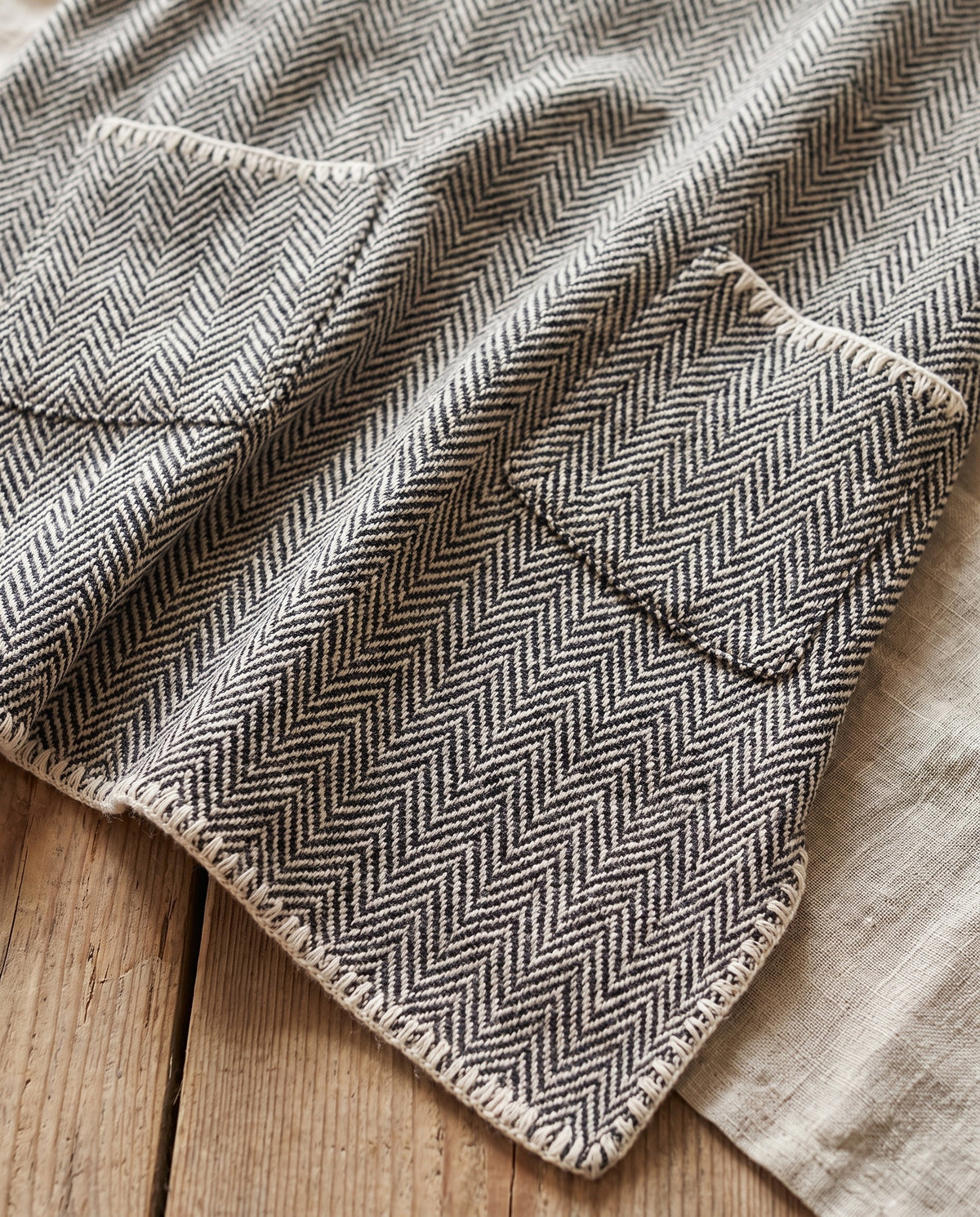 strandponcho ZigZag black - detail