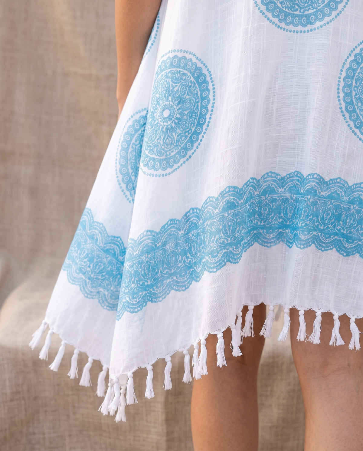 strandtuniek Flower white light blue - detail